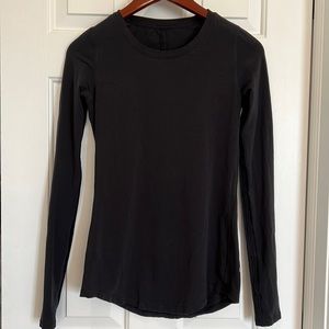 Lululemon long sleeve black tee. No tags, fits like a 4-6. Light weight.